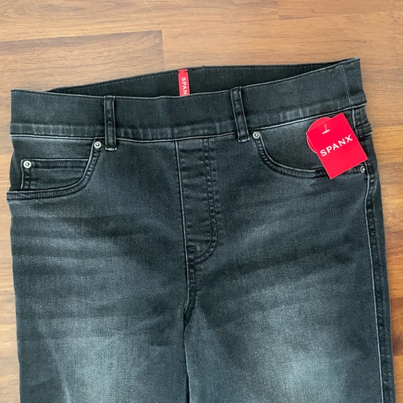 NEW SPANX Straight Leg Jeans in Vintage Black with Raw Hem - Picture 5 of 8